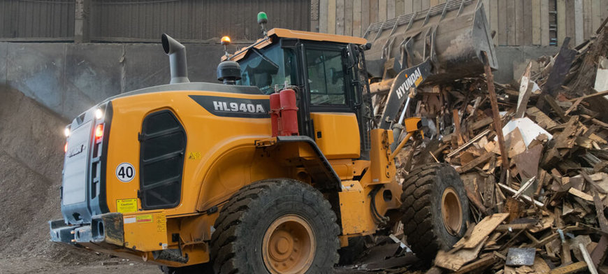 RESTON WASTE FESTEGGIA IL 20° ANNIVERSARIO CON UNA NUOVISSIMA PALA GOMMATA HL940A